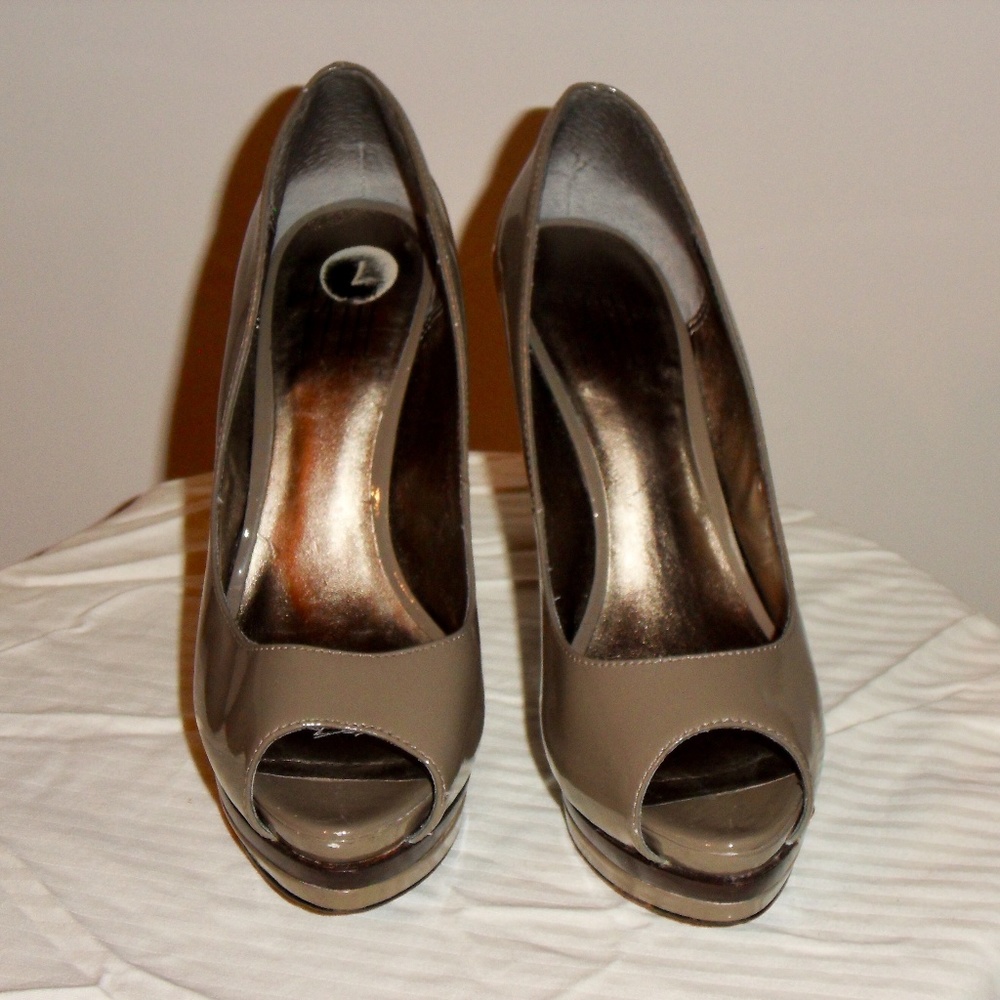 Pelle Mode Grey Patent Heels